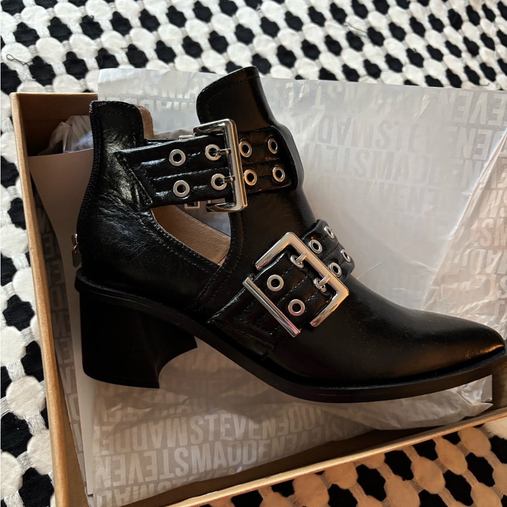 BNIB Steve Madden Grazia black leather boots size 8